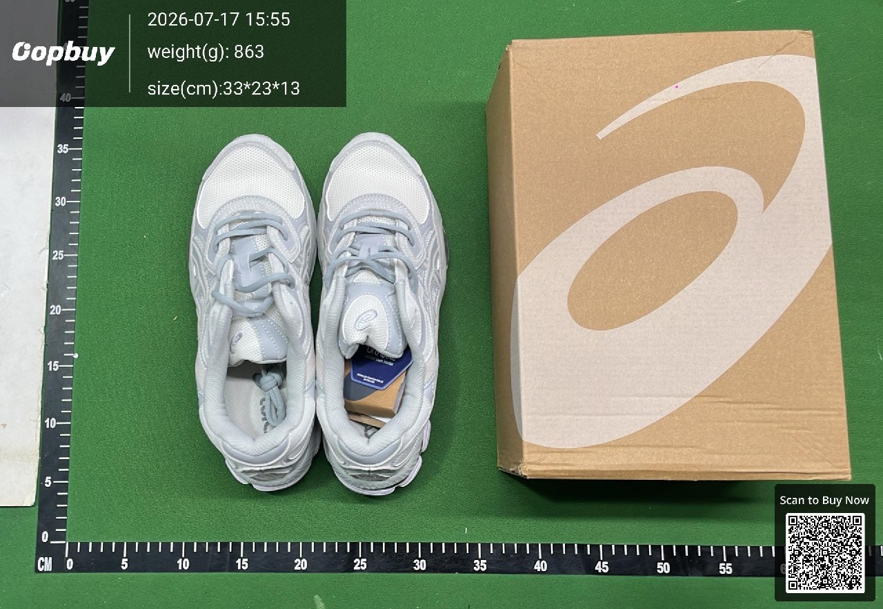 Par de zapatillas y caja vistos desde arriba en una mesa de medición